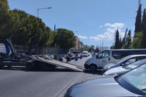 Ρυμούλκηση αυτοκινήτων που εγκατέλειψαν οι Κροάτες