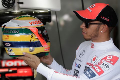 Ο Χάμιλτον κοιτάζει το νέο του κράνος στις ελεύθερες δοκιμές του βραζιλιάνικου GP το 2011