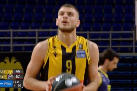 ΑΕΚ Betsson - Λαύριο: Ο Μουράτος έκανε φάουλ στον 17χρονο Μαραθωνίτη για να σκοράρει τον πρώτο του πόντο στη Stoiximan Basket League