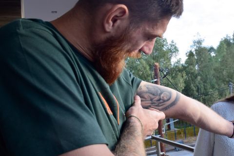 Ο Μιχάλης Πελεκάνος δείχνει το tattoo που έχει κάνει στη μνήμη της νεογέννητης κόρης που έχασε πριν από 6,5 χρόνια