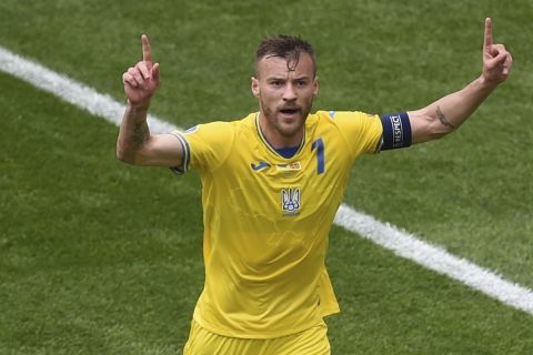 Ο Αντρέι Γιαρμολένκο πανηγυρίζει το γκολ του στο Ουκρανία - Βόρεια Μακεδονία για το Euro 2020.