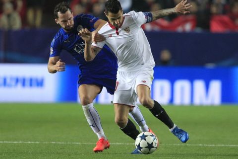 Sevilla's Vitolo, right, vies for the ball with Leicester's Danny Drinkwater during the Champions League round of 16 soccer match between Sevilla and Leicester City at the Ramon Sanchez-Pizjuan stadium in Seville, Spain, Wednesday, Feb. 22, 2017. (AP Photo/Miguel Morenatti)