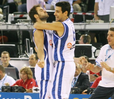 Βασίλης Σπανούλης και Νίκος Ζήσης πανηγυρίζουν στο Ευρωμπάσκετ του 2007