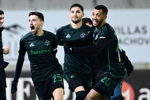 Οι παίκτες του Παναθηναϊκού πανηγυρίζουν το γκολ του Μλαντένοβιτς