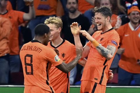 Ο Βέχορστ πανηγυρίζει το γκολ της Ολλανδίας κόντρα στην Ουκρανία για το Euro 2020.