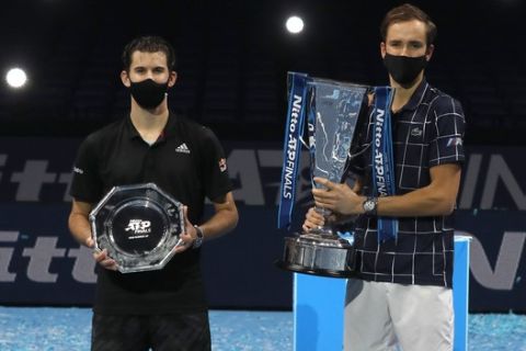 Μεντβέντεβ και Τιμ κρατούν τα τρόπαιά τους στον τελικό του ATP Finals στο Λονδίνο στις 22 Νοεμβρίου του 2020.