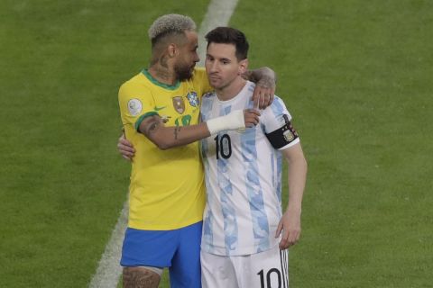 Αγκαλιασμένοι μετά το τέλος του Copa America και της επικράτησης της Αργεντινής στον τελικό επί της Βραζιλίας οι Μέσι και Νεϊμάρo)