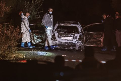 Φωτογραφία από το καμένο αυτοκίνητο στη μαφιόζικη εκτέλεση με 15 σφαίρες στη Μάνδρα