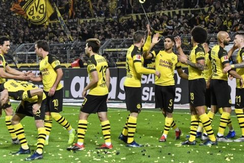 Dortmund's Marco Reus, right, celebrates with his team after he scored his side's second goal during the German Bundesliga soccer match between Borussia Dortmund and Borussia Moenchengladbach in Dortmund, Germany, Friday, Dec. 21, 2018. (AP Photo/Martin Meissner)