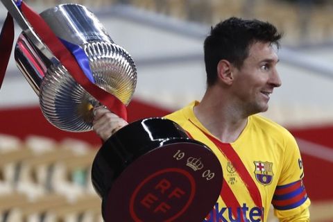 Ο Λιονέλ Μέσι με την κούπα του κυπέλλου Ισπανίας μετά τη λήξη της αναμέτρησης με την Αθλέτικ Μπιλμπάο