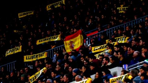 Ισπανική σημαία ανάμεσα σε καταλανικά μηνύματα ανεξαρτησίας