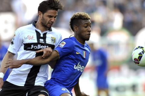 Parma's Pedro Mendes, left, challenges Juventus' Kingsley Coman, during their Serie A soccer match at Parma's Tardini stadium, Italy, Saturday, April 11, 2015. (AP Photo/Marco Vasini)