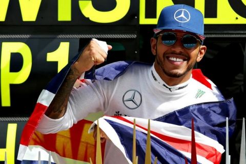 NORTHAMPTON, ENGLAND - JULY 10:  Lewis Hamilton of Great Britain and Mercedes GP celebrates his win with his team during the Formula One Grand Prix of Great Britain at Silverstone on July 10, 2016 in Northampton, England.  (Photo by Charles Coates/Getty Images)