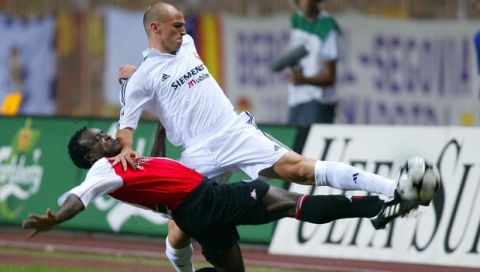 Feyenoord's Chris Gyan, left, fights for the ball with Real Madrid's Esteban Cambiasso Deleau during the UEFA Super Cup final soccer match at the Louis II stadium in Monaco, Friday, Aug. 30, 2002. (AP Photo/Lionel Cironneau)