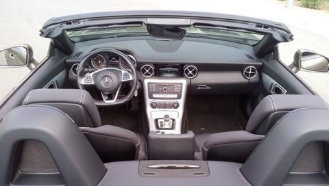 Στο τιμόνι της νέας Mercedes SLC
