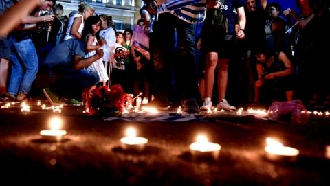 Συνταγμα σιωπηλή συγκέντρωση με κεριά για τους νεκρους απο τη πυρκαγιά στην Ανατολική Αττικη. 
Τη συγκέντρωση οργανώνει ο μπασκετμπολιστας Γιάννης Γκαγκαλούδης. (EUROKINISSI/ ΤΑΤΙΑΝΑ ΜΠΟΛΑΡΗ)
