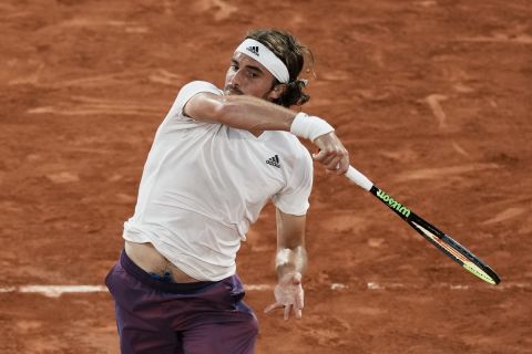Ο Στέφανος Τσιτσιπάς σε στιγμιότυπο από τον αγώνα με τον Ντάνιλ Μεντβέντεφ στα προημιτελικά του Roland Garros 2021