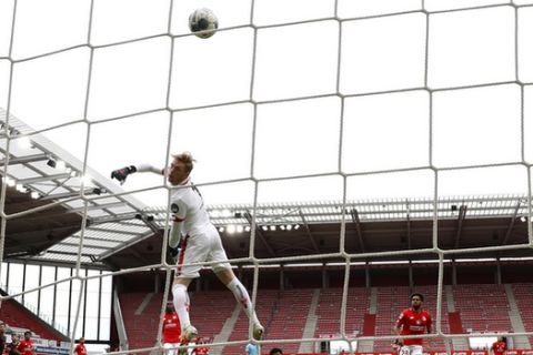 Mainz's keeper Florian Mueller receives the opening goal by Augsburg's Florian Niederlechner during the German Bundesliga soccer match between 1. FSV Mainz 05 and FC Augsburg in Mainz, Germany, Sunday, June 14, 2020. Because of the coronavirus outbreak all soccer matches of the German Bundesliga take place without spectators. (Kai Pfaffenbach/Pool via AP)
