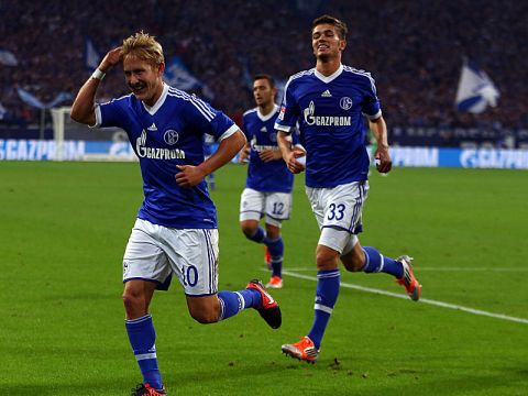 GELSENKIRCHEN, GERMANY - SEPTEMBER 25:  (L-R) Lewis Holtby celebrates the second goal with Roman Neustaedter and Tranquillo Barnetta of Schalke during the Bundesliga match between FC Schalke 04 and FSV Mainz at Veltins-Arena on September 25, 2012 in Gelsenkirchen, Germany.  (Photo by Christof Koepsel/Bongarts/Getty Images)