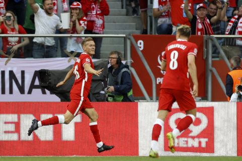 Ο Κάρολ Σβιντέρσκι πανηγυρίζει γκολ με την Πολωνία κόντρα στην Ουαλία στο Nations League | 1 Ιουνίου 2022