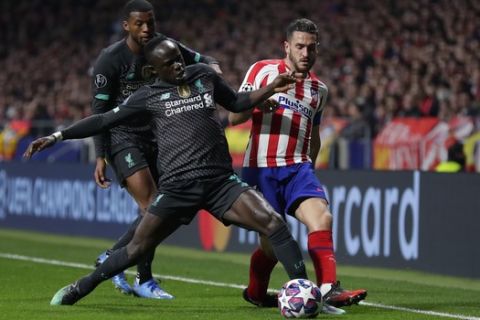 Atletico Madrid's Koke, right, and Liverpool's Sadio Mane fight for the ball during a 1st leg, round of 16, of the Champions League soccer match between Atletico Madrid and Liverpool at the Wanda Metropolitano stadium in Madrid, Tuesday, Feb. 18, 2020. (AP Photo/Manu Fernandez)