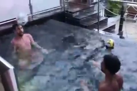 Μέσι και Σουάρες κάνουν επίδειξη τεχνικής σε πισίνα