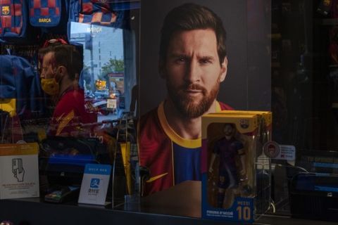 Πόστερ με το πρόσωπο του σούπερ σταρ της Μπαρτσελόνα Λιόνε Μέσι έχει θέση σε κατάστημα της Μπαρτσελόνα με σουβενίρ στην Βαρκελώνη