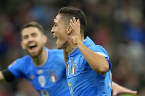 Ο Τζιάκομο Ρασπαντόρι της Ιταλίας πανηγυρίζει γκολ που σημείωσε κόντρα στην Αγγλία για τη League A του Nations League 2022-2023 στο "Τζιουζέπε Μεάτσα", Μιλάνο | Παρασκευή 23 Σεπτεμβρίου 2022