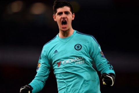 LONDON, ENGLAND - JANUARY 24:  Thibaut Courtois of Chelsea celebrates after team-mate Diego Costa of Chelsea scored the opening goal during the Barclays Premier League match between Arsenal and Chelsea at Emirates Stadium on January 24, 2016 in London, England.  (Photo by Shaun Botterill/Getty Images)