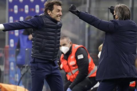 Inter Milan's head coach Antonio Conte, left, celebrates after the end of a Serie A soccer match between Inter Milan and Atalanta at the San Siro stadium in Milan, Italy, Monday, March 8, 2021. (AP Photo/Luca Bruno)