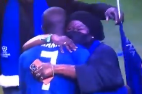 Η μητέρα του Καντέ αγκαλιάζει συγκινημένη τον άσο της Τσέλσι μετά τον τελικό του Champions League