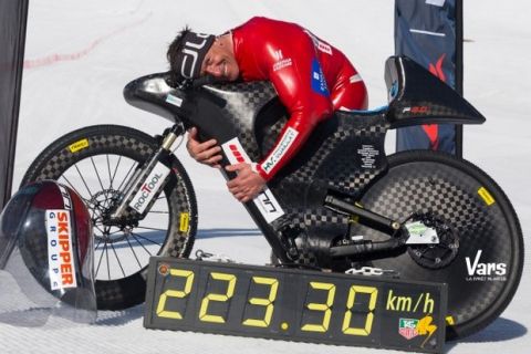Κατέβηκε τις Άλπεις με ποδήλατο πιάνοντας 223,3 χλμ/ώρα!