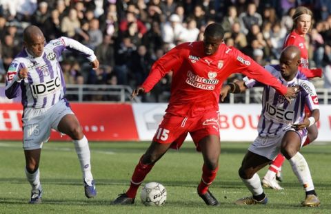 Toulouse's Brazilian mildfielder Paolo Cesar (L) and Cameroonian mildfielder Achille Emana (r) vies with Monaco's Ivorian forward Yaya Toure (C), during their French L1 football match Monaco vs. Toulouse, 10 march 2007 at the municipal stadium in Toulouse.  AFP PHOTO LIONEL BONAVENTURE.Par1194482