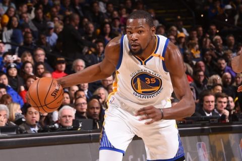 OAKLAND, CA - DECEMBER 20: Kevin Durant #35 of the Golden State Warriors drives to the basket against the Utah Jazz on December 20, 2016 at ORACLE Arena in Oakland, California. NOTE TO USER: User expressly acknowledges and agrees that, by downloading and or using this photograph, user is consenting to the terms and conditions of Getty Images License Agreement. Mandatory Copyright Notice: Copyright 2016 NBAE (Photo by Noah Graham/NBAE via Getty Images)