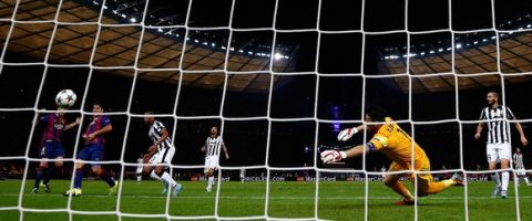 BERLIN, GERMANY - JUNE 06:  Luis Suarez of Barcelona scores his team's second goal past Gianluigi Buffon of Juventus during the UEFA Champions League Final between Juventus and FC Barcelona at Olympiastadion on June 6, 2015 in Berlin, Germany.  (Photo by Paul Gilham/Getty Images)