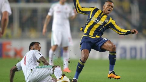 Fenerbahce's Manuel Fernandes (L) vies with FC Lokomotiv Moscow's Luis Nani during the UEFA Europa League round of 32 first leg football match between Fenerbahce and Lokomotiv Moscow at Sukru Saracoglu Stadium, in Istanbul on February 16, 2016.  / AFP / STR        (Photo credit should read STR/AFP/Getty Images)