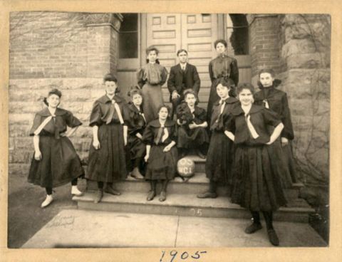 Τι φορούσαν οι γυναίκες το 1905 για να παίξουν μπάσκετ;