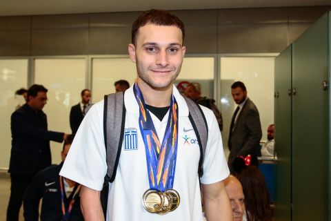Ο Μιχαλεντζάκης στην άφιξη του στο αεροδρόμιο Ελευθέριος Βενιζέλος μετά το Παγκόσμιο Πρωτάθλημα κολύμβησης ΑμεΑ 2019