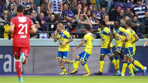 STVV's Jonathan Legear (C) celebrates with teammates after scoring during the Jupiler Pro League match between Sporting Anderlecht and Sint-Truiden, in Anderlecht, Sunday 20 August 2017, on the fourth day of the Jupiler Pro League, the Belgian soccer championship season 2017-2018. BELGA PHOTO VIRGINIE LEFOUR