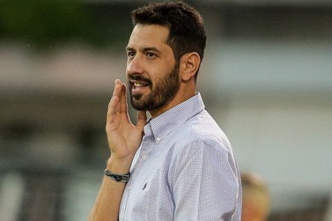 Ο Γιώργος Πετράκης ως προπονητής της Λαμίας στον αγώνα με την ΑΕΛ