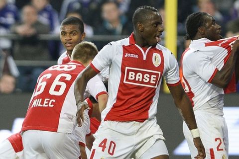 20141026 - BRUSSELS, BELGIUM: Standard's players celebrate after scoring during the Jupiler Pro League match between RSC Anderlecht and Standard de Liege, in Brussels, Sunday 26 October 2014, on day 12 of the Belgian soccer championship. BELGA PHOTO LAURIE DIEFFEMBACQ