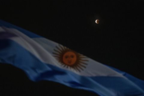 Η σημαία της Αργεντινής με έκλειψη στο Μπουένος Άιρες