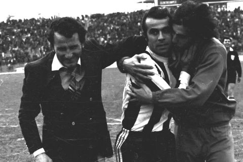 Ο Γιώργος Κούδας μετά το 4-0 του ΠΑΟΚ επί του Ολυμπιακού στο Φάληρο τη χρονιά της κατάκτησης του τίτλου το 1976