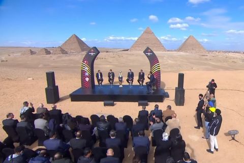 Στιγμή από την κλήρωση του Διηπειρωτικού 2022 με φόντο τις πυραμίδες