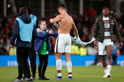 Ο Κριστιάνο Ρονάλντο δίνει τη φανέλα του σε νεαρή θαυμάστριά του στο πλαίσιο του αγώνα της Ιρλανδίας με την Πορτογαλία | 11 Νοεμβρίου 2021