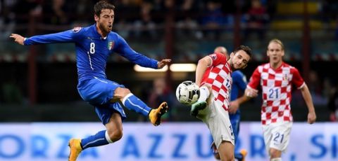 MILAN, ITALY - NOVEMBER 16:  Claudio Marchisio of Italy #8 and Marcelo Brozovic of Croatia compete for the ball during the EURO 2016 Group H Qualifier match between Italy and Croatia at Stadio Giuseppe Meazza on November 16, 2014 in Milan, Italy.  (Photo by Claudio Villa/Getty Images)