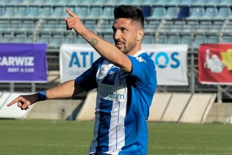 Ο Διαμαντόπουλος πανηγυρίζει γκολ του στο Χανιά - Δόξα Δράμας για την Super League 2.