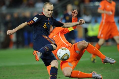 Spain's midfielder Andres Iniesta scores during the 2010 FIFA football World Cup final between the Netherlands and Spain on July 11, 2010 at Soccer City stadium in Soweto, suburban Johannesburg. NO PUSH TO MOBILE / MOBILE USE SOLELY WITHIN EDITORIAL ARTICLE -   AFP PHOTO / PEDRO UGARTE (Photo credit should read PEDRO UGARTE/AFP/Getty Images)