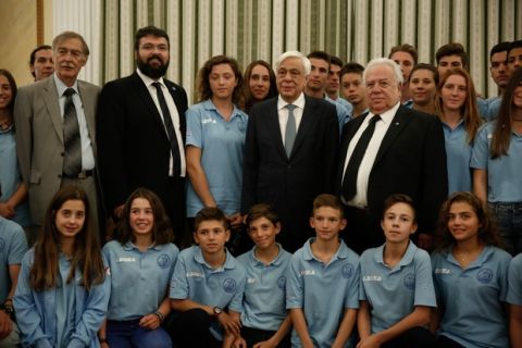 Συνάντηση του Προέδρου της Δημοκρατίας Προκόπη Παυλόπουλου με αθλητές που διακρίθηκαν στην Ιστιοπλοΐα το 2017. Πέμπτη 5 Οκτωβρη 2017. (EUROKINISSI / ΣΤΕΛΙΟΣ ΜΙΣΙΝΑΣ)