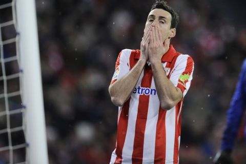 Athletic Bilbao's Aritz Aduriz, laments after missing a goal against Atletico de Madrid, during their Spanish Copa del Rey round-8 second leg soccer match, at San Mames stadium, in Bilbao, northern Spain, Wednesday, Jan. 29, 2014. (AP Photo/Alvaro Barrientos)